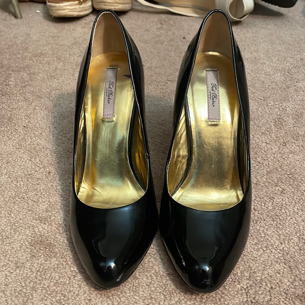 Ted Baker London patent leather black pumps